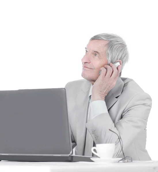 Uomo d'affari anziano sorridente al suo posto di lavoro.isolato su un bianco — Foto Stock