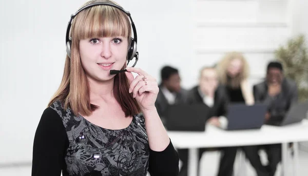 Primeiro plano é uma funcionária bem sucedida de um call center — Fotografia de Stock