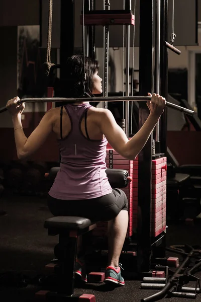 Moderní obchodní žena vedle posilovací stroj ve fitness lekce — Stock fotografie