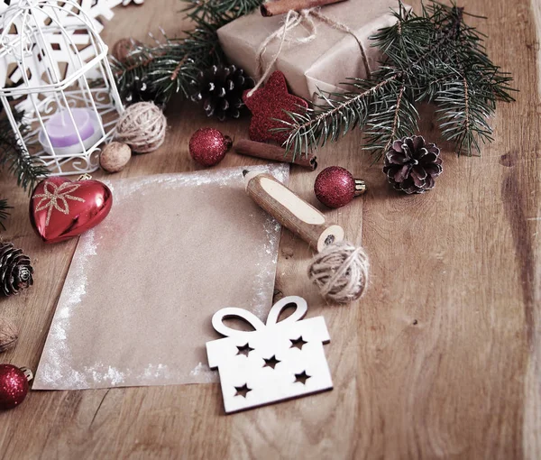 Χριστουγεννιάτικη λευκή κάρτα σε ξύλινο φόντο. στυλ ρετρό. — Φωτογραφία Αρχείου