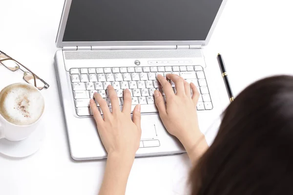 Primo piano.giovane donna digitando testo sulla tastiera del computer portatile — Foto Stock