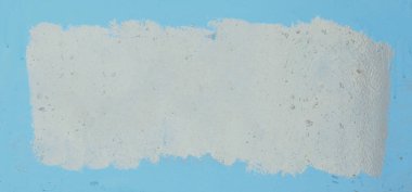 mavi bir arka plan üzerinde beyaz çerçeve boyalı. kopya alanı ile fotoğraf