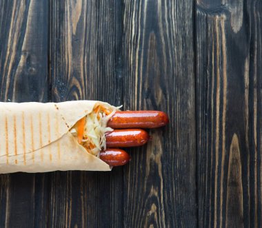 Alman sosisleri Pide üzerinde kopya alanı ile karanlık bir ahşap background.photo