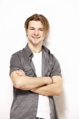 süslü gömlekli şık gülümseyen adam.