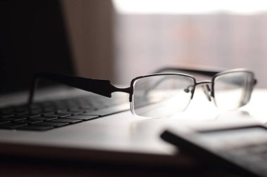 up.Glasses kopya alanı ile dizüstü keyboard.photo üzerinde siyah çerçeve içinde kapatın