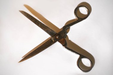 karanlık bir arka plan üzerinde eski scissors.isolated