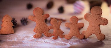 Noel masasında mumlar ve zencefilli çörekler