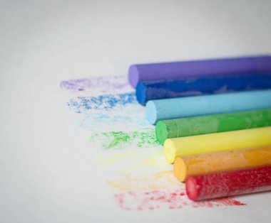 ulticolored boya kalemi drawing.isolated beyaz bir arka plan üzerinde için