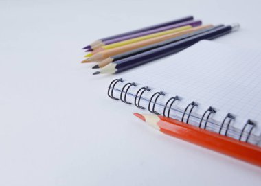 yakın çekim. Not defteri ve kalem üzerinde beyaz arka plan .photo kopya space.background ile