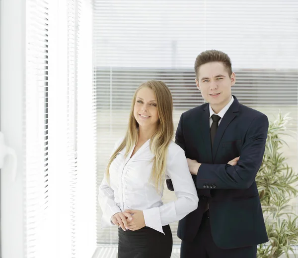 Pareja de negocios de pie en una oficina moderna —  Fotos de Stock