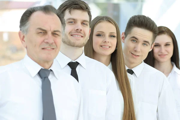 Grupo de jóvenes empresarios de pie en fila . — Foto de Stock