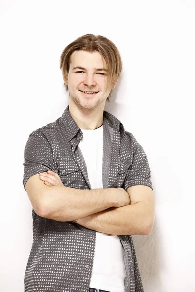 süslü gömlekli şık gülümseyen adam.