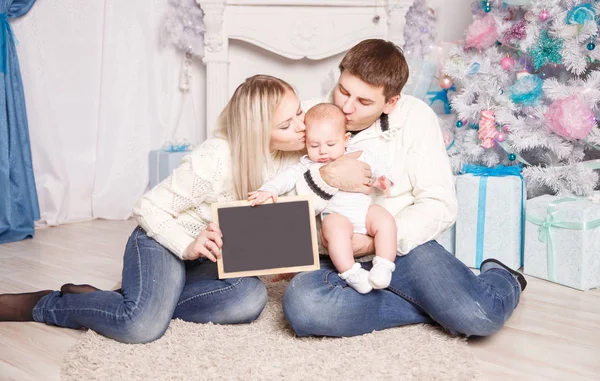 Retrato de familia feliz delante del árbol de Navidad — Foto de Stock