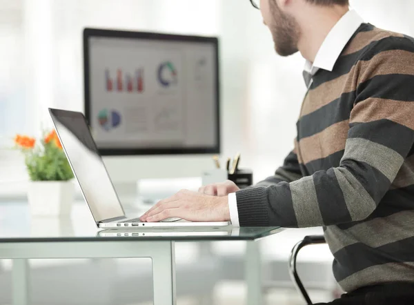 Empresário que trabalha com dados de estatísticas de projetos, usando laptop — Fotografia de Stock