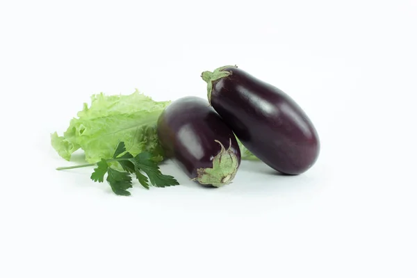 Aubergine, sallad och persilja på vit bakgrund — Stockfoto