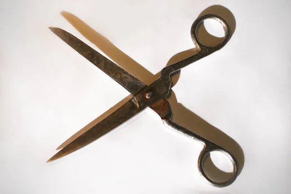 Oude scissors.isolated op een donkere achtergrond — Stockfoto