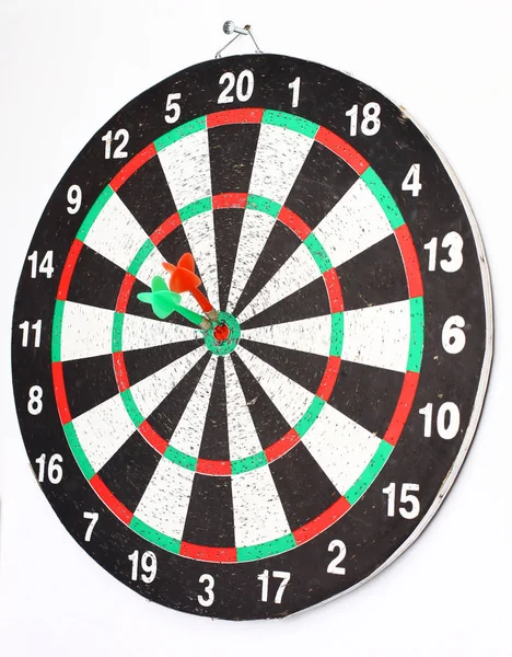 Widok z boku. Strzałki dart uderzenie centrum cel dart Board — Zdjęcie stockowe