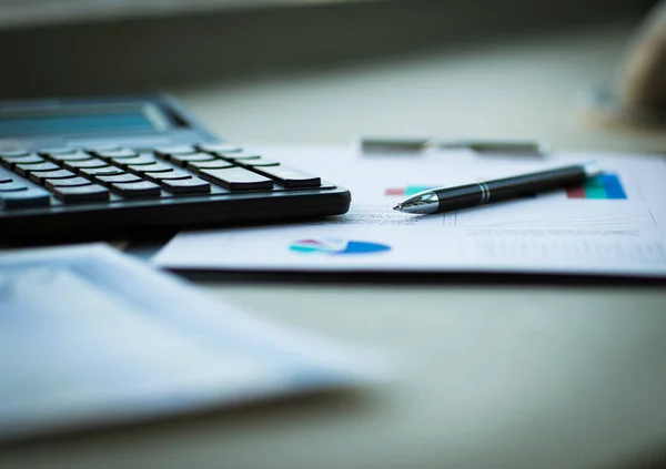 Negócio de análise financeira do local de trabalho — Fotografia de Stock