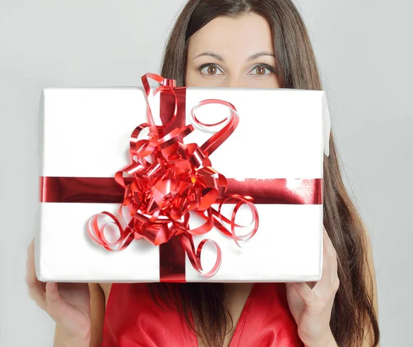 Close-up. Gelukkig mooie vrouw kuste haar een geschenk. — Stockfoto