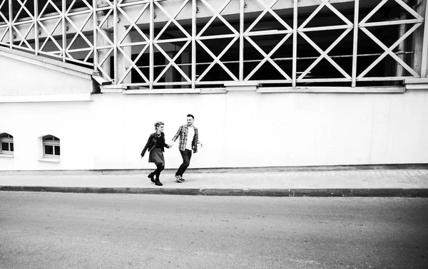 Zwart-wit foto in retro stijl: liefdevolle jong koppel waarop stad straat — Stockfoto