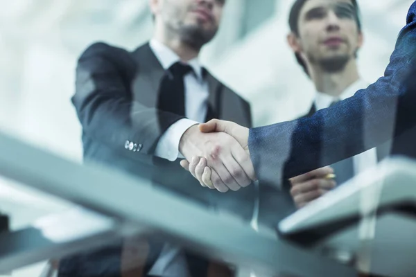 Koncepce partnerství - handshake obchodních partnerů — Stock fotografie