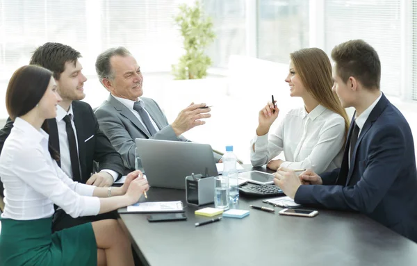 Affärskollegor pratar på kontoret — Stockfoto