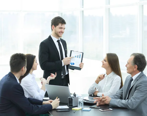 Equipo empresarial discutiendo un proyecto financiero exitoso . — Foto de Stock