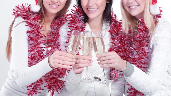 Крупним планом. три молоді жінки в келихах шампанського  . — стокове фото