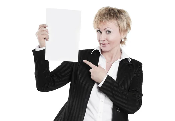 Fechar. sorridente mulher de negócios mostrando folha em branco . — Fotografia de Stock