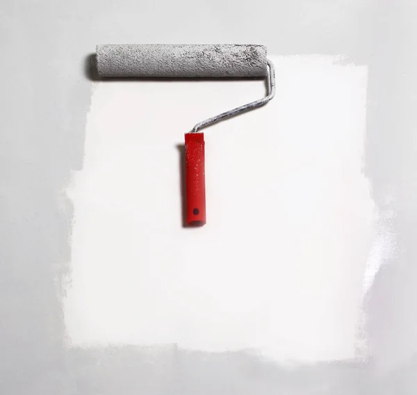 Pintura de rolo de pintura em papel branco.fundo . — Fotografia de Stock