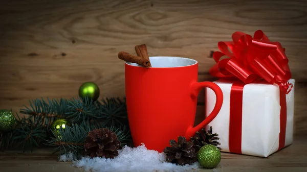 Christmas Cup and the Christmas gift on wooden background — Stock Photo, Image