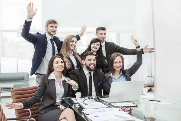 Team di lavoro con le mani in alto e votando per il processo decisionale vicino al desktop — Foto Stock