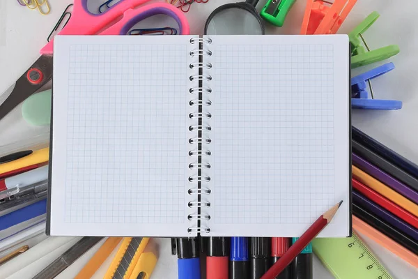 ofis malzemeleri beyaz arka plan üzerinde açılan not defteri