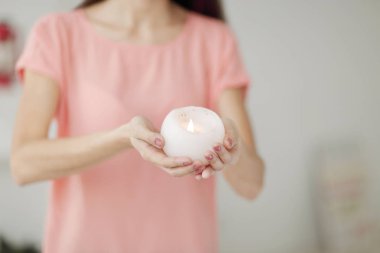 up.a yakın güzel genç kadın yanan muma genişletir