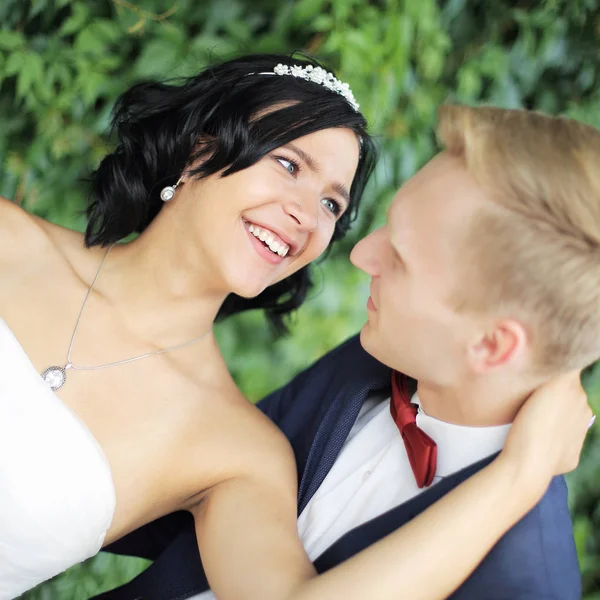 Primer plano. retrato de los novios felices —  Fotos de Stock