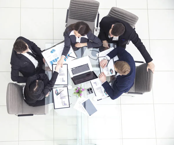 Handschlag Manager und Finanzdirektor nach Genehmigung des Finanzplans des Unternehmens am Arbeitsplatz — Stockfoto