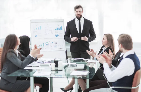 Gerente sénior de la empresa y el equipo empresarial están organizando una discusión sobre la presentación de un nuevo proyecto financiero —  Fotos de Stock