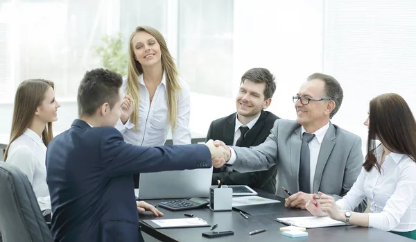 Partner commerciali che stringono la mano dopo una transazione di successo — Foto Stock