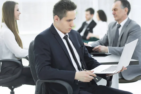 Close up.young homme d'affaires regardant l'écran de l'ordinateur portable — Photo