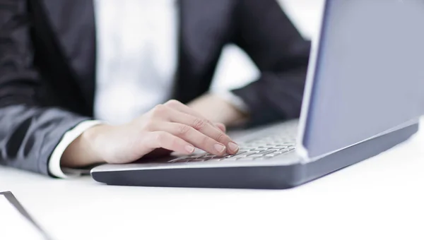 Primer Plano Mujer Negocios Escribiendo Ordenador Portátil Photo Con Espacio —  Fotos de Stock