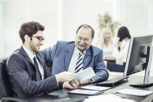 Miembros de un equipo de negocios que discuten documentos comerciales en el lugar de trabajo en la oficina — Foto de Stock