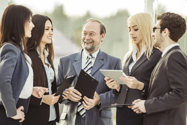 Gerente y equipo de negocios se preparan para el inicio de la reunión de trabajo — Foto de Stock