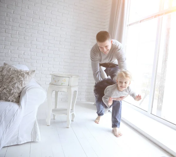 Baba küçük kızı ferah bir oturma odası ile oynarken