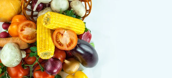 Closeup.a çeşitli Mısır ve bir WHI üzerinde taze vegetables.isolated — Stok fotoğraf