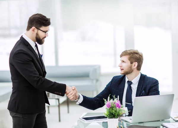 Handshake Manager und der Kunde vor der Unterzeichnung eines Vertrages in th — Stockfoto