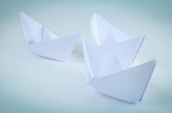 Drie papier boot gemaakt in de techniek van origami. — Stockfoto