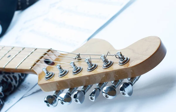 Closeup Hmatník bílý elektrický guitar.isolated na bílé b — Stock fotografie