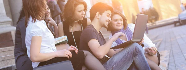 Grupo de colegas estudantes com livros e laptop — Fotografia de Stock