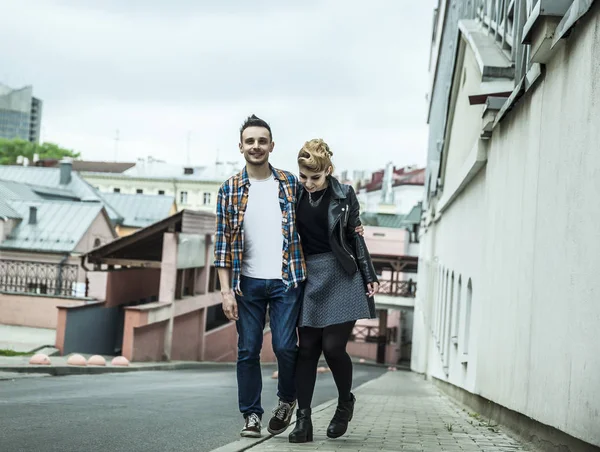 Pareja enamorada caminando por la calle de una ciudad moderna . — Foto de Stock