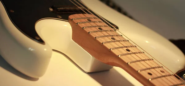 Closeup.Black gitarr på en vit bakgrund. — Stockfoto